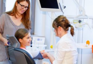 dentist discussing children’s oral health